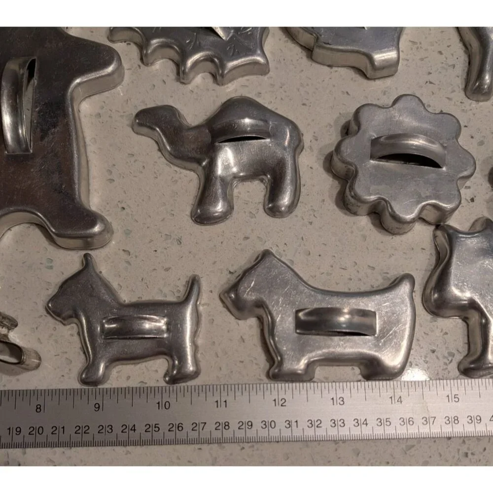 Vintage 1950s Assorted Metal Cookie Cutters Set Of 19 - Picture 3 of 16